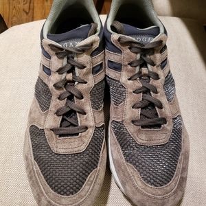 Hogan Mens Classic trainer in primary colors of gray, beige and silver